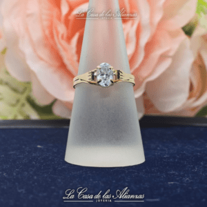 Cintillo oro con zafiro oval
